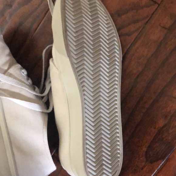 Bangs shoes. Cream colored flower detailing on sides. Women’s 5 or men’s 3.5 - Picture 4 of 5